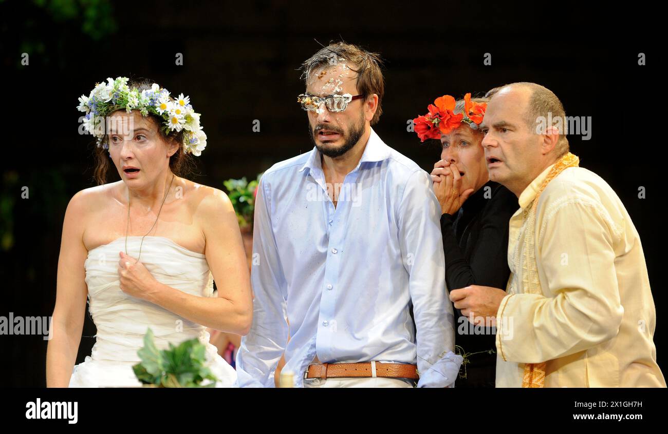 Wien - Theater "der Komet" - Proben im Akademietheater am 7. September 2012. BILD: Sylvie Rohrer als 'Elisabeth', Fabian Krüger als 'Arthur', Sabine Haupt als 'Vera' und Martin Reinke als 'Gregor' - 20120906 PD5504 - Rechteinfo: Rights Managed (RM) Stockfoto