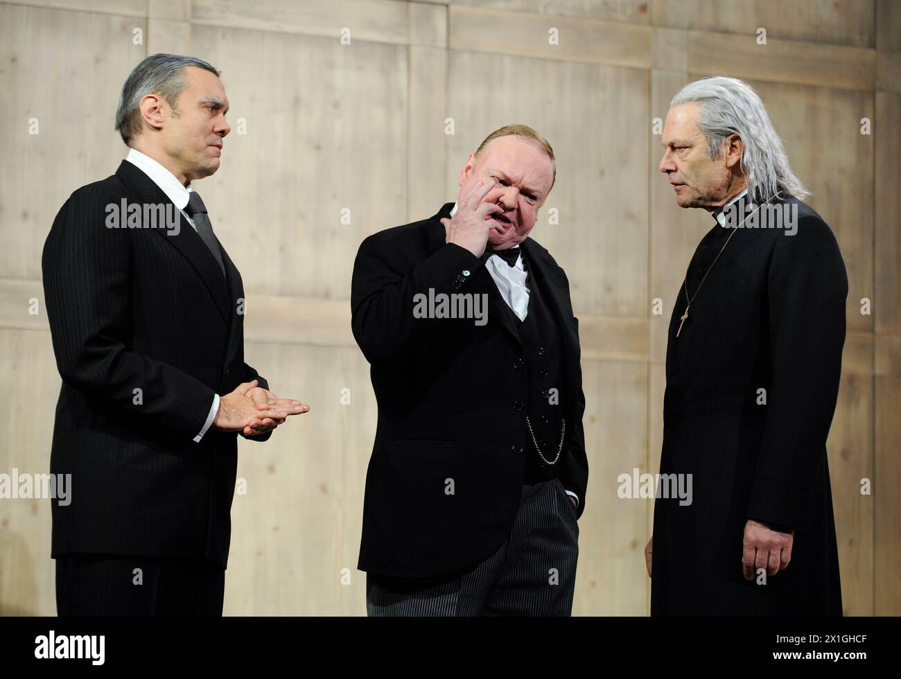 Wien - Proben der Königsrede bei den Kammerspielen am 18. September 2012. BILD: Oliver Huether (l.) als "Premierminister", Siegried Walther (M.) als "Winston Churchill" und Alexander Strobele als "Cosmo lang, Erzbischof von Canterbury" - 20120918 PD1430 - Rechteinfo: Rights Managed (RM) Stockfoto