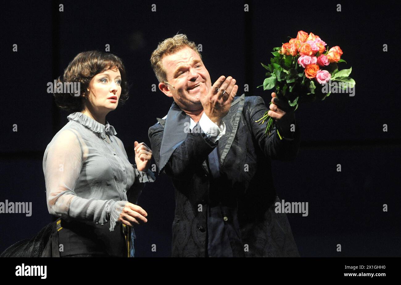 Wien - "der Alpenkönig und der Menschenfeind" von Ferdinand Raimund, Probe des Theaterstücks am Burgtheater am 26. September 2012. BILD: Cornelius Obonya als „Rappelkopf“ und Regina Fritsch als „Sophie“ - 20120926 PD2325 - Rechteinfo: Rights Managed (RM) Stockfoto