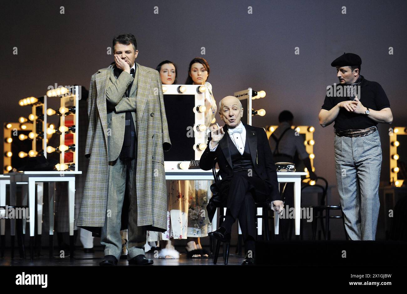 Wien - Oper 'Ariadne auf Naxos', eine Oper von Richard Strauss mit einem deutschen Libretto von Hugo von Hofmannsthal, Proben an der Wiener Staatsoper am 15. Dezember 2012. BILD: Johann Schmeckenbecher als „ein Musiklehrer“, Peter Matiic als „der Haushofmeister“ und Norbert Ernst als „ein Tanzlehrer“ - 20121215 PD3014 - Rechteinfo: Rights Managed (RM) Stockfoto