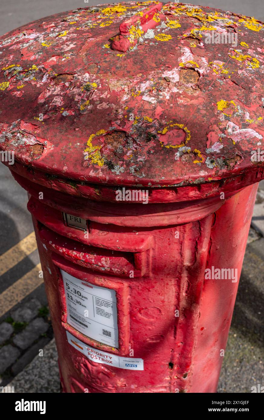 Post Office – Ein aktiver Postkasten in East London, der dem Verfall überlassen wurde, als die ehemaligen Bosse Adam Crozier und Alan Cook bei der Untersuchung der Ho erscheinen Stockfoto