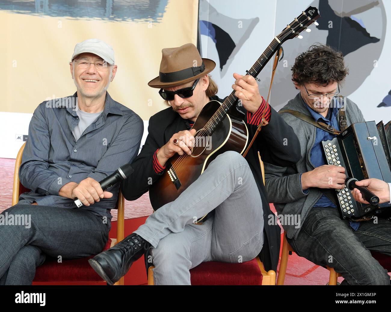 Pressekonferenz am 2013.05.07: Die Wiener Festwochen Eröffnung 2013 widmet sich dem Wienerlied, dem Wiener Lied. Gesungen im lokalen Dialekt beschreiben sie das Leben in Wien mit einer lebendigen Mischung aus beißender sozialer Satire, kokettischer Verzweiflung und Lebensfreude. Die Eröffnung lädt Stars dieses einzigartigen Genres ein, ihre Songs mit dem Festivalpublikum zu teilen. - 20130507 PD0729 - Rechteinfo: Rechte verwaltet (RM) Stockfoto