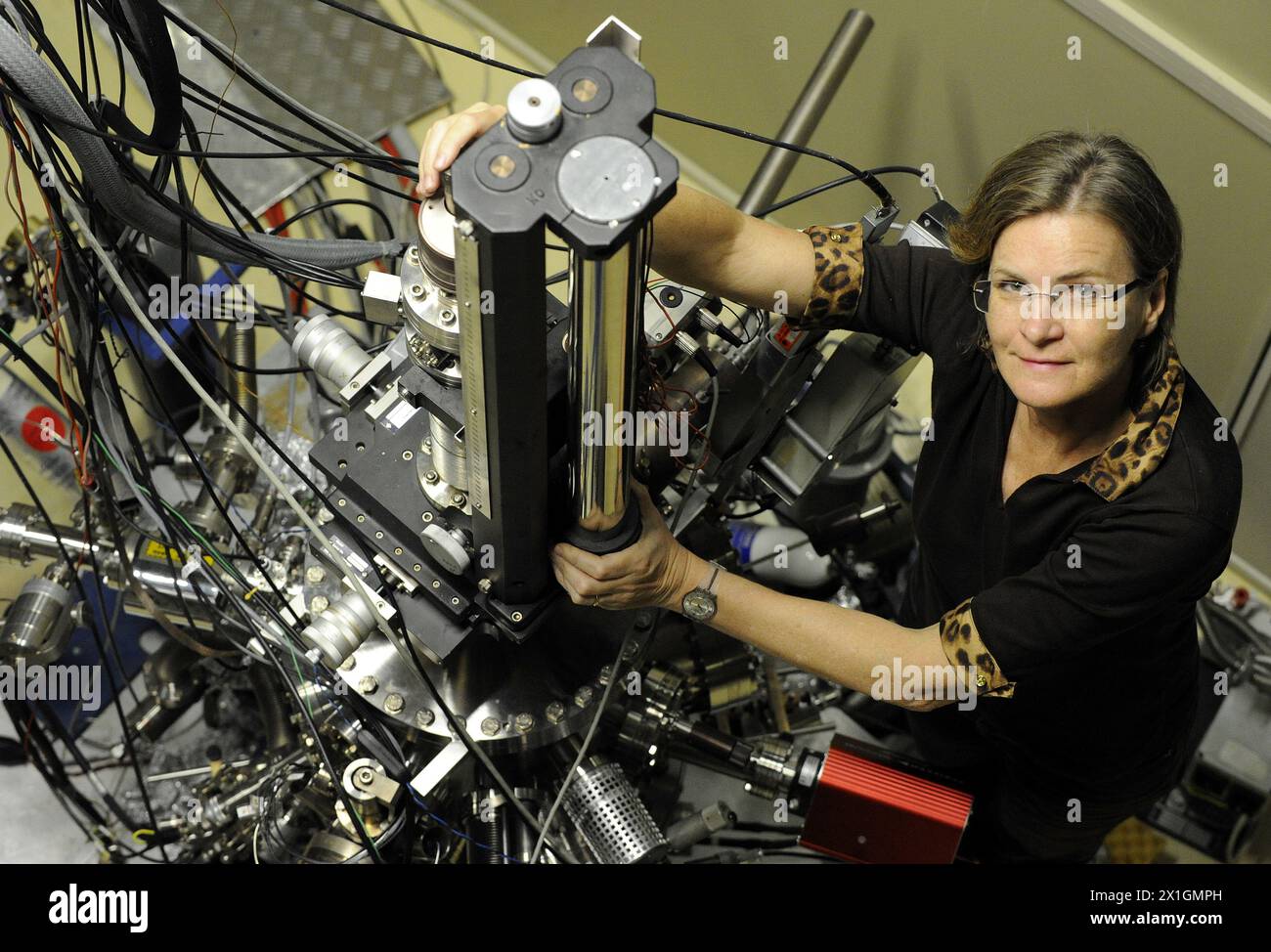 Die Physikerin und Professorin am Institut für Angewandte Physik der Technischen Universität, Ulrike Diebold, wurde am 16. Juni 2013 in ihrem Labor in Wien fotografiert. Diebold wurde mit dem Wittgenstein-Preis des FWF ausgezeichnet. - 20130616 PD3884 - Rechteinfo: Rechte verwaltet (RM) Stockfoto