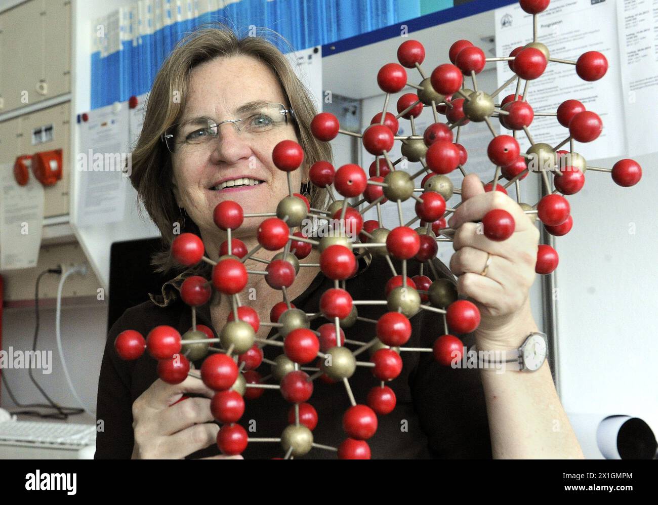 Die Physikerin und Professorin am Institut für Angewandte Physik der Technischen Universität, Ulrike Diebold, wurde am 16. Juni 2013 in ihrem Labor in Wien fotografiert. Diebold wurde mit dem Wittgenstein-Preis des FWF ausgezeichnet. - 20130616 PD3887 - Rechteinfo: Rechte verwaltet (RM) Stockfoto