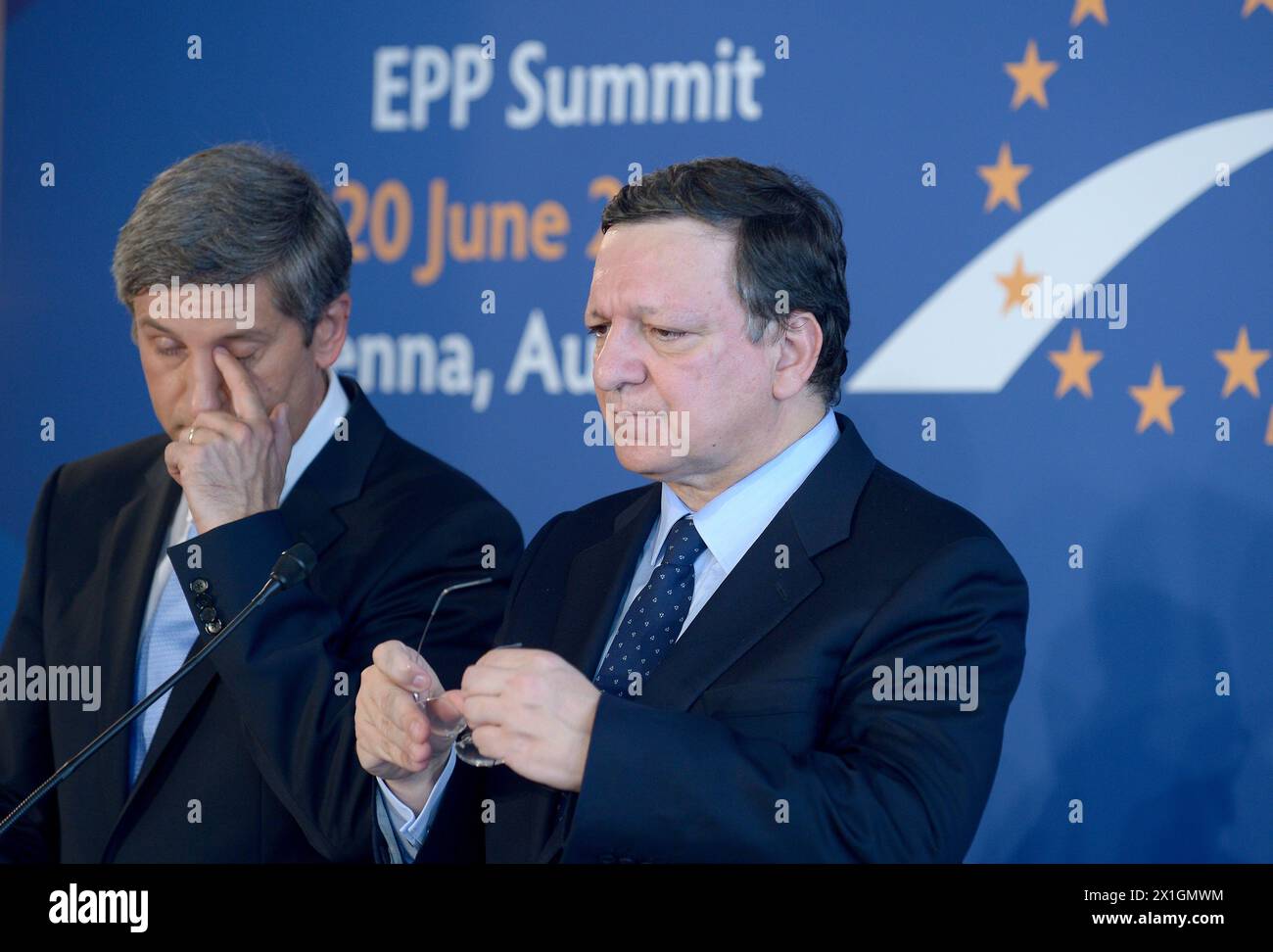 Der österreichische stellvertretende Premierminister Michael Spindelegger und der Präsident der EU-kommission Jose Manuel Barroso veranstalten nach dem Gipfel der Europäischen Volkspartei (EVP) in Wien am 20. Juni 2013 eine gemeinsame Pressekonferenz. Auf dem Gipfeltreffen treffen treffen Staats- und Regierungschefs der EU und nicht-EU sowie Oppositionsführer innerhalb der politischen Familie der EVP zusammen. - 20130620 PD2585 - Rechteinfo: Rechte verwaltet (RM) Stockfoto