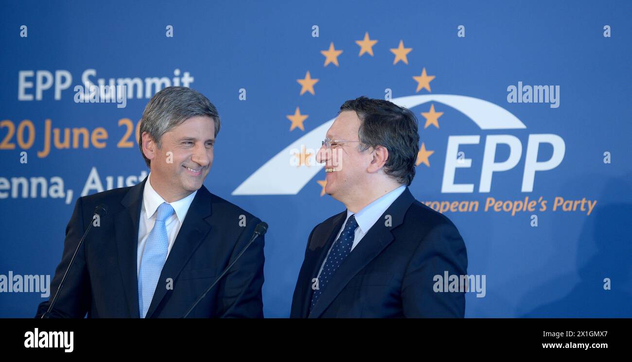 Der österreichische stellvertretende Premierminister Michael Spindelegger und der Präsident der EU-kommission Jose Manuel Barroso veranstalten nach dem Gipfel der Europäischen Volkspartei (EVP) in Wien am 20. Juni 2013 eine gemeinsame Pressekonferenz. Auf dem Gipfeltreffen treffen treffen Staats- und Regierungschefs der EU und nicht-EU sowie Oppositionsführer innerhalb der politischen Familie der EVP zusammen. - 20130620 PD2567 - Rechteinfo: Rechte verwaltet (RM) Stockfoto
