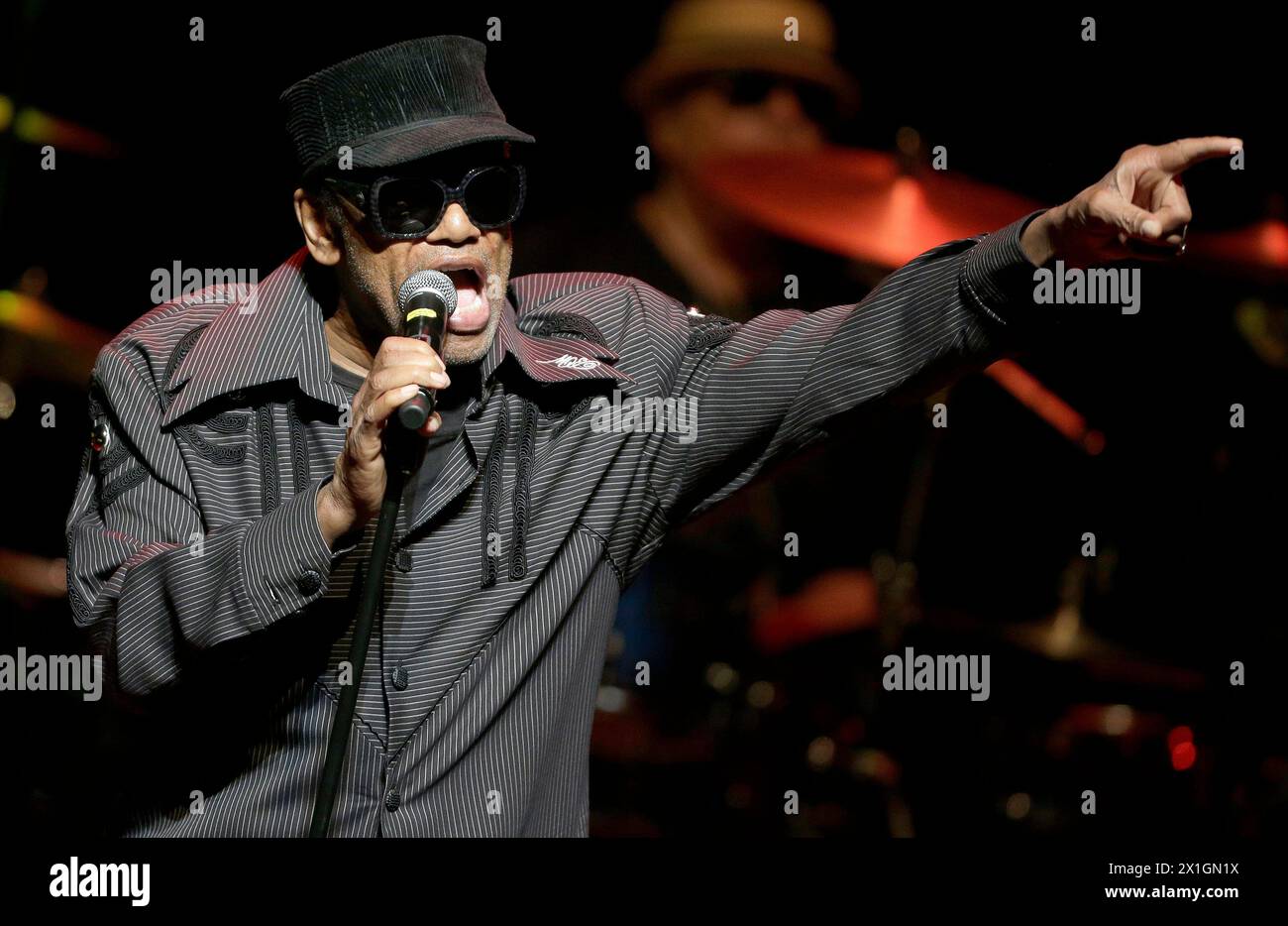 DER US-AMERIKANISCHE Sänger und Songwriter Bobby Womack spielt auf der Bühne während eines Konzerts beim Jazz fest Wien 2013, an der Staatsoper in Wien, Österreich, am 3. Juli 2013. Das Festival findet bis zum 10. Juli 2013 statt. - 20130703 PD4410 - Rechteinfo: Rights Managed (RM) Stockfoto