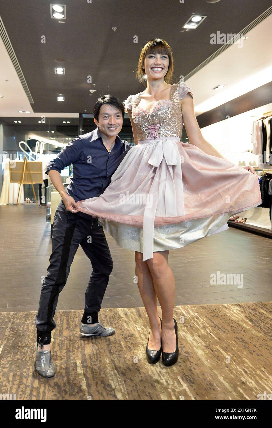 Miss Austria Ena Kadic kam am 16. Juli 2013 wegen eines Fittings für die Modedesignerin La Hong Nhut. - 20130716 PD1080 - Rechteinfo: Rechte verwaltet (RM) Stockfoto