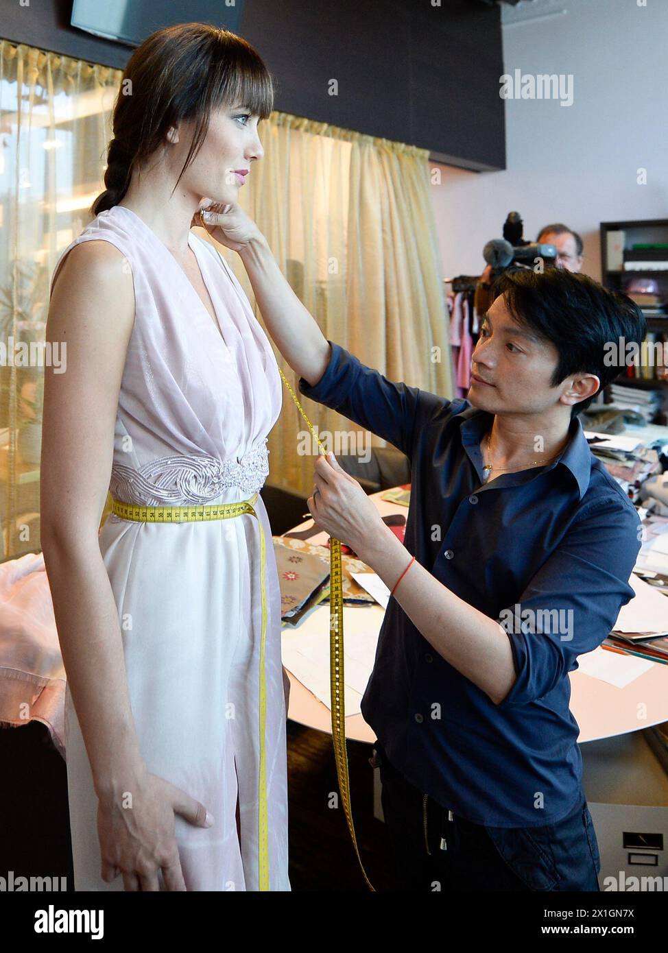 Miss Austria Ena Kadic kam am 16. Juli 2013 wegen eines Fittings für die Modedesignerin La Hong Nhut. - 20130716 PD1068 - Rechteinfo: Rechte verwaltet (RM) Stockfoto