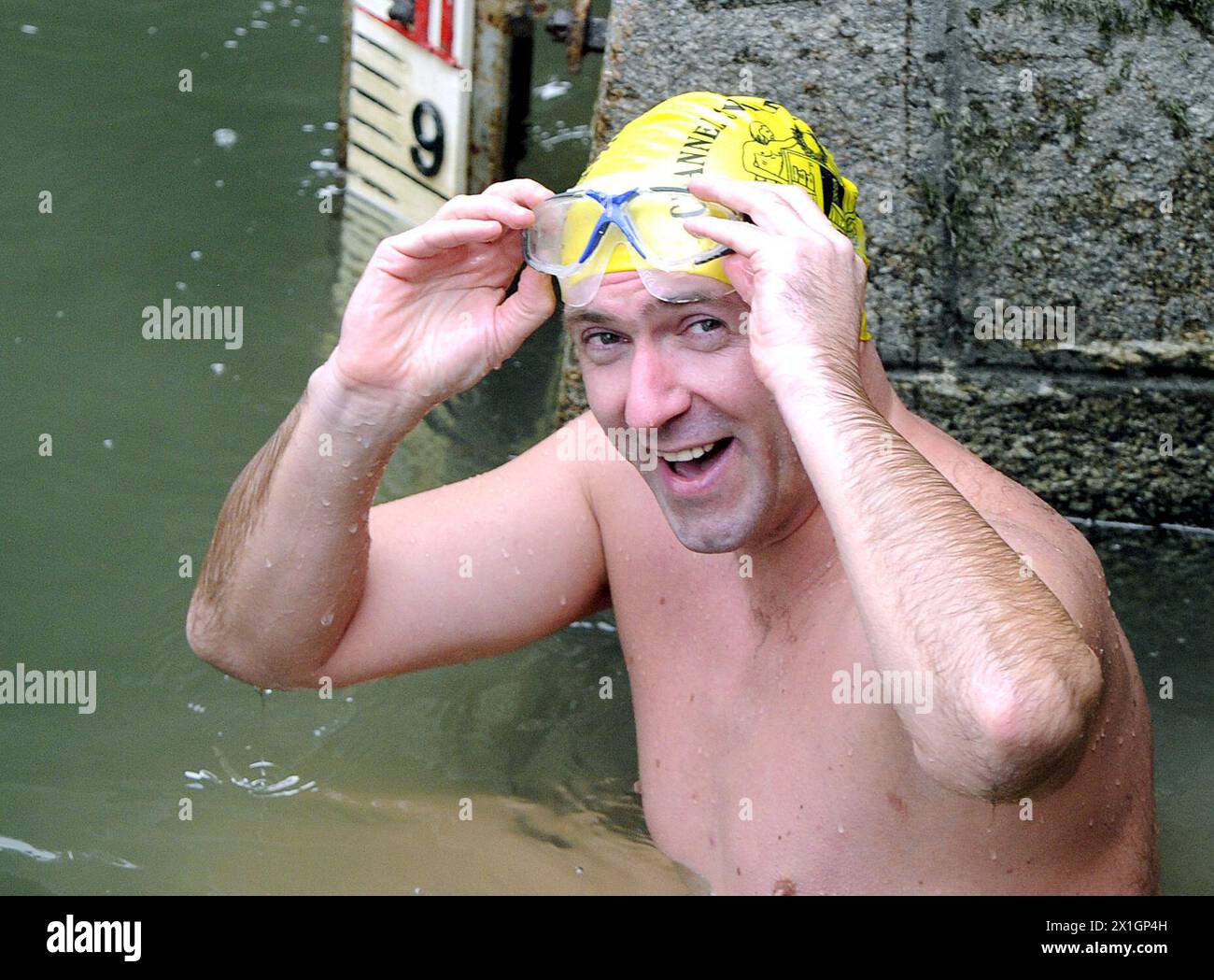 Josef Koeberl schwimmt im Donaukanal nach einer Pressekonferenz zum Thema "KCC - Koeberl Crossing the Channel - Schwimmen für einen guten Zweck". Er ist der erste österreicher, der im Kanal schwimmen will. - 20131030 PD0772 - Rechteinfo: Rights Managed (RM) Stockfoto