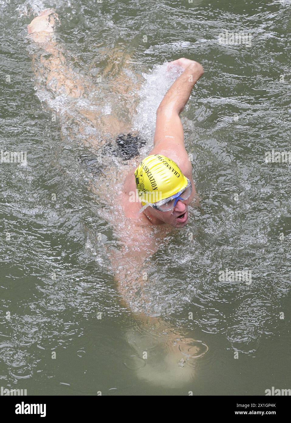 Josef Koeberl schwimmt im Donaukanal nach einer Pressekonferenz zum Thema "KCC - Koeberl Crossing the Channel - Schwimmen für einen guten Zweck". Er ist der erste österreicher, der im Kanal schwimmen will. - 20131030 PD0779 - Rechteinfo: Rechte verwaltet (RM) Stockfoto