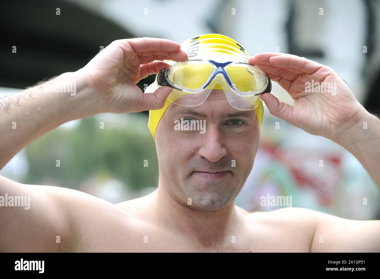 Josef Koeberl schwimmt im Donaukanal nach einer Pressekonferenz zum Thema "KCC - Koeberl Crossing the Channel - Schwimmen für einen guten Zweck". Er ist der erste österreicher, der im Kanal schwimmen will. - 20131030 PD0777 - Rechteinfo: Rechte verwaltet (RM) Stockfoto