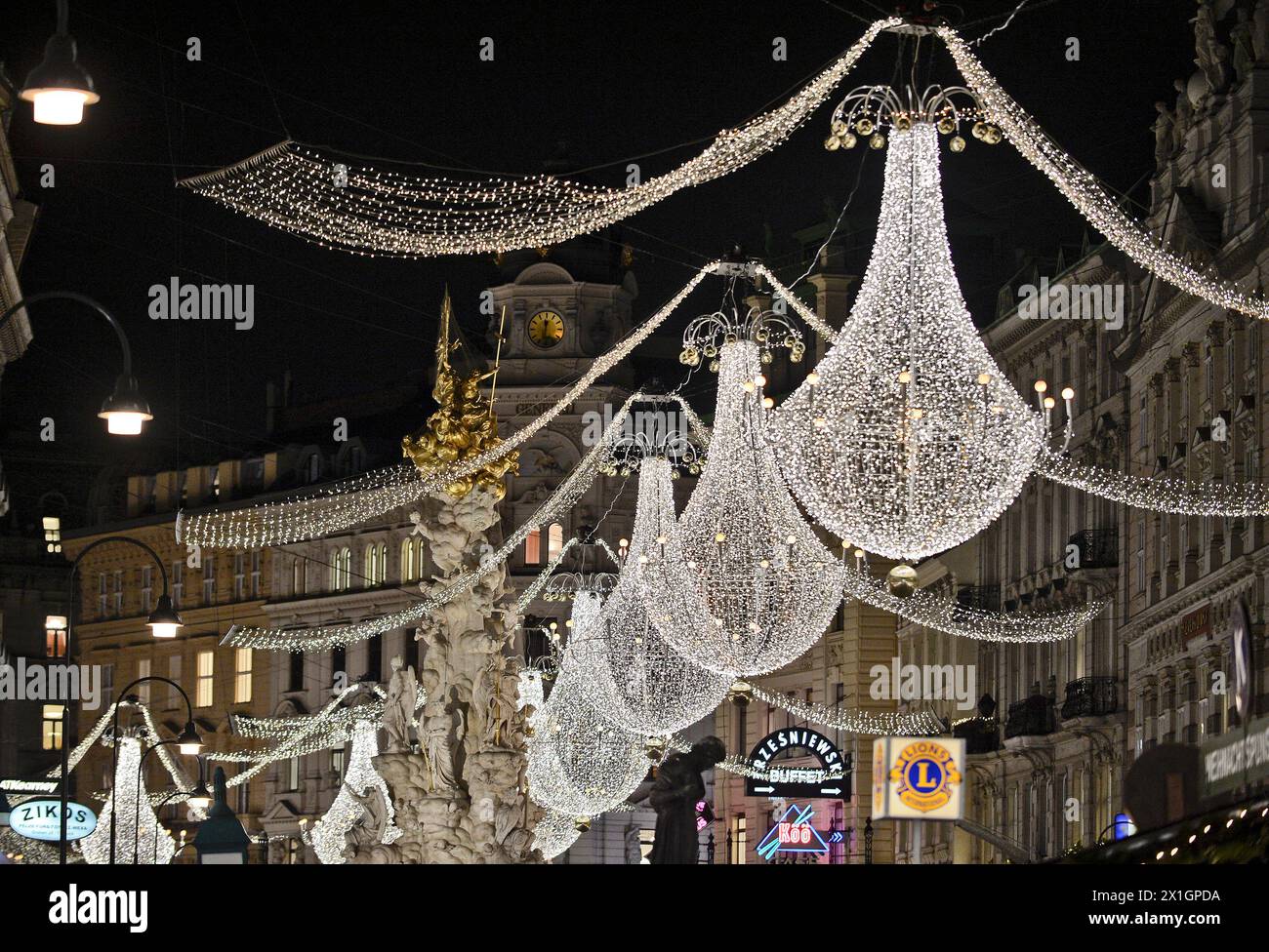 Feature - Weihnachtsbeleuchtung in Wien, Österreich, 28. November 2013. - 20131128 PD3718 - Rechteinfo: Rechte verwaltet (RM) Stockfoto