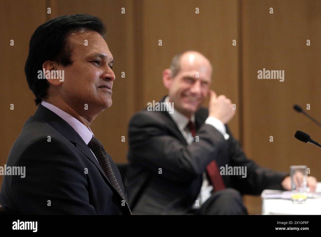 Der neue Eigentümer der Hypo Alpe Adria Bank Sanjeev Kanoria und der designierte Vorsitzende Martin Czurda während einer Pressekonferenz am 19. Dezember 2013 in Wien. - 20131219 PD1309 - Rechteinfo: Rechte verwaltet (RM) Stockfoto