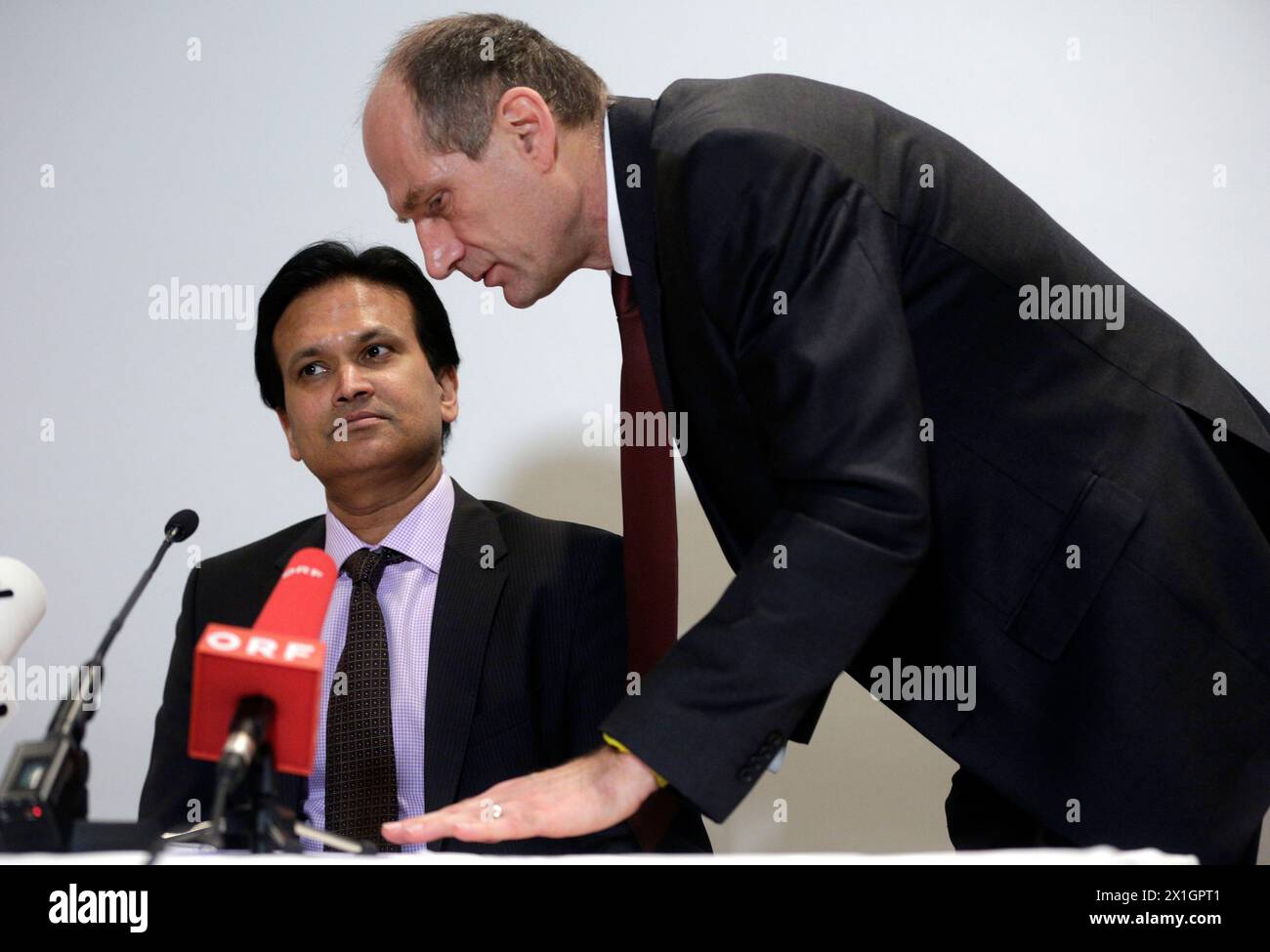 Der neue Eigentümer der Hypo Alpe Adria Bank Sanjeev Kanoria und der designierte Vorsitzende Martin Czurda während einer Pressekonferenz am 19. Dezember 2013 in Wien. - 20131219 PD1321 - Rechteinfo: Rechte verwaltet (RM) Stockfoto