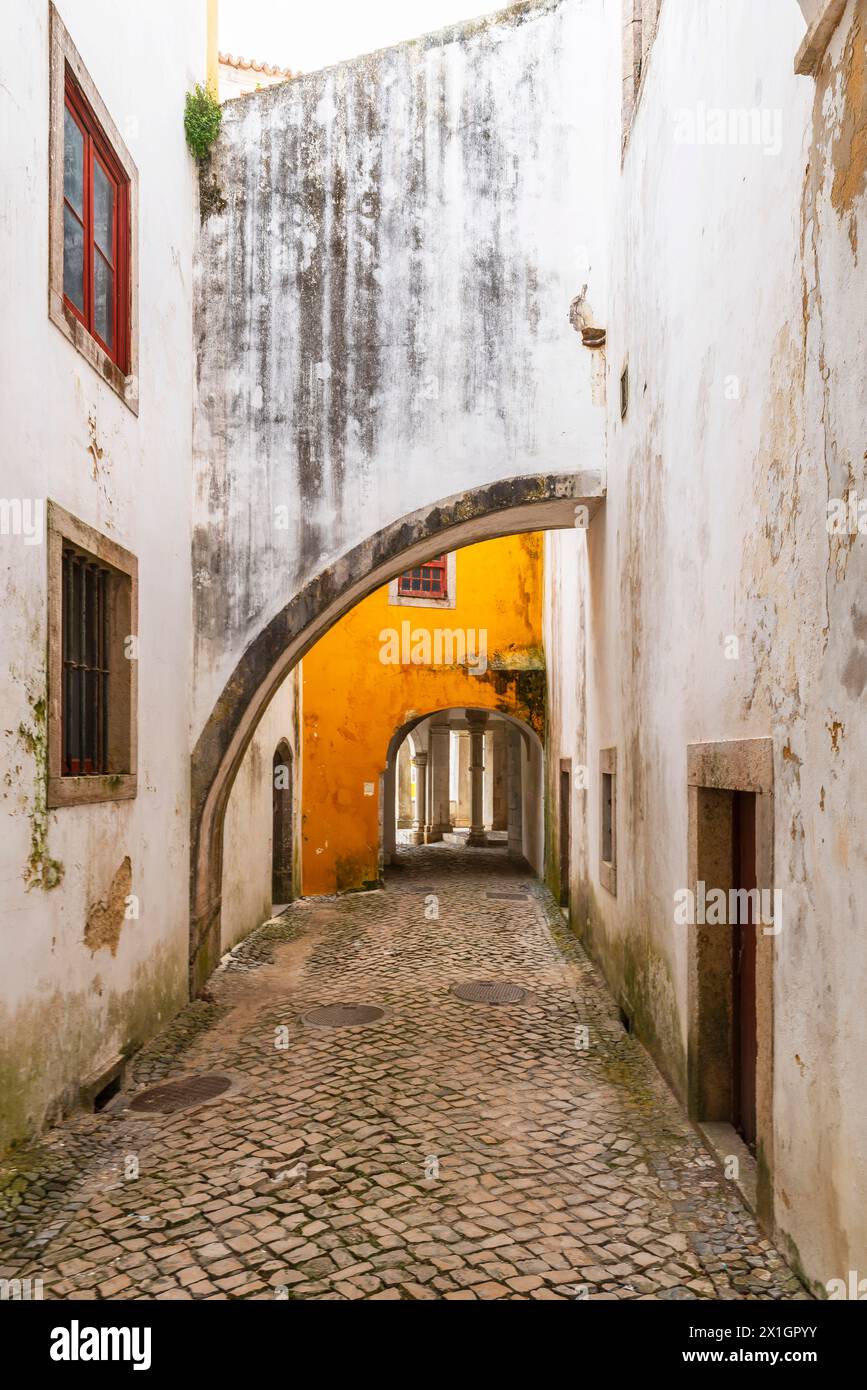 Durchgang zwischen den Gebäuden des Sintra-Palastes. Sintra Nationalpalast, Sintra, Portugal oder Stadtpalast, war die Residenz der portugiesischen Roya Stockfoto