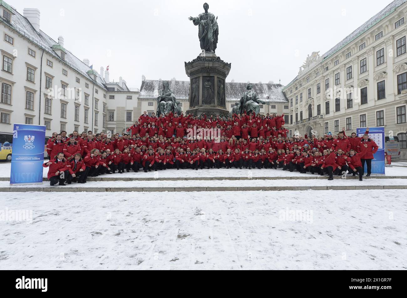 Die österreichische Mannschaft der Olympischen Winterspiele in Sotschi posiert für ein Foto auf der Hofburg in Wien, Österreich, 29. Januar 2014. - 20140129 PD0896 - Rechteinfo: Rights Managed (RM) Stockfoto