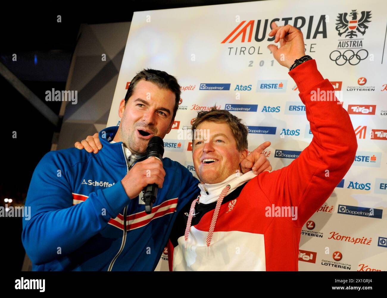 Wolfgang Linger und Andreas Linger aus Österreich feiern ihre Silbermedaille für Herren Rodeldoppel bei den Olympischen Winterspielen Sotschi 2014 im Tirol House, Krasnaya Polyana, Russland am 2014.02.12. - 20140212 PD6102 - Rechteinfo: Rights Managed (RM) Stockfoto