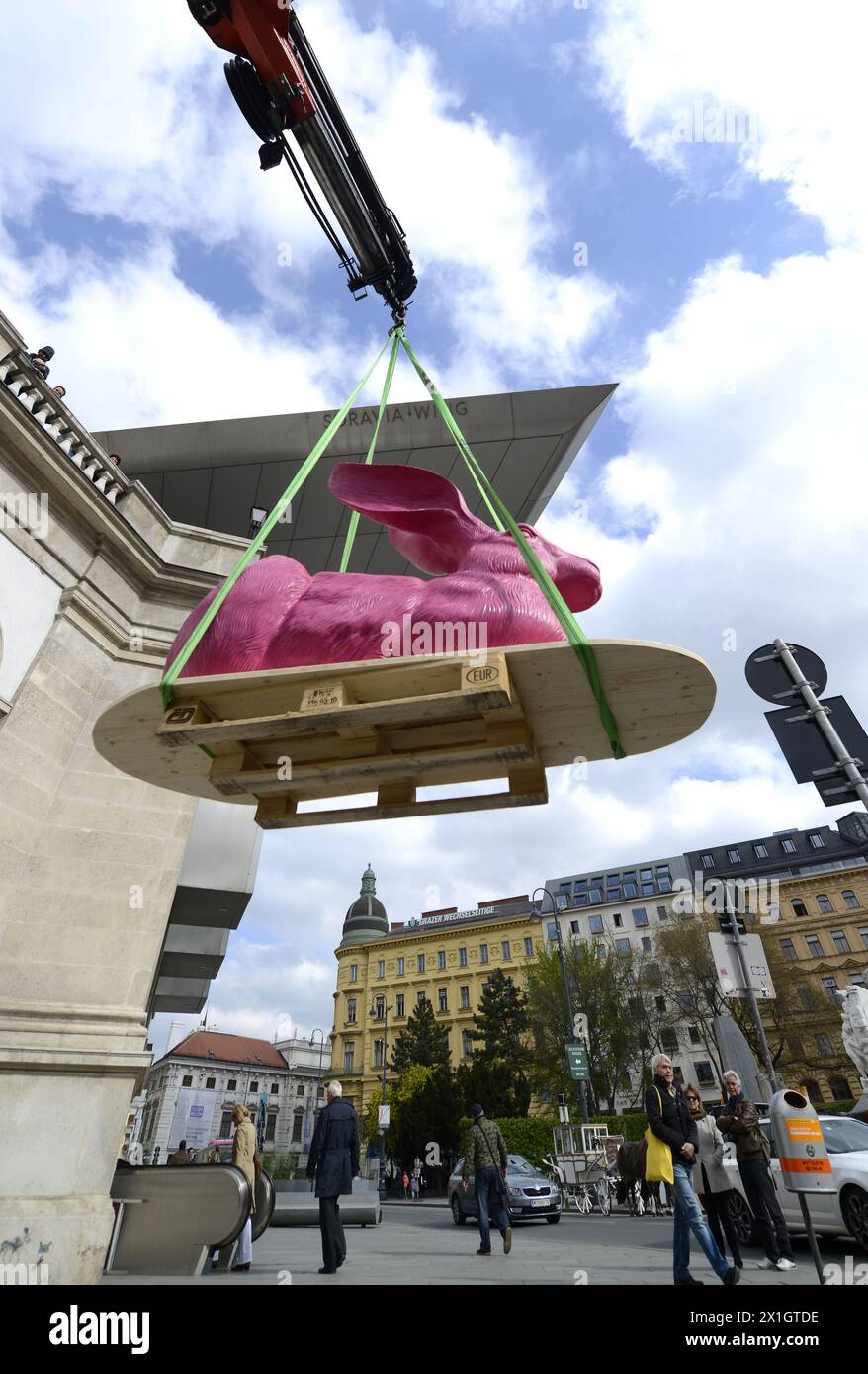 Eine große pinkfarbene Skulptur des deutschen Künstlers Ottmar Hoerl befindet sich auf dem Albertina-Flügel, einem Teil des Museums Albertina in Wien, Österreich, 17. April 2014. Das Gemälde „Feldhase“ des deutschen Künstlers Albrecht Duerer ist bis zum 29. Juni in einer Ausstellung zu sehen. Die Skulptur wird nach der Ausstellung versteigert. - 20140417 PD1133 - Rechteinfo: Rechte verwaltet (RM) Stockfoto