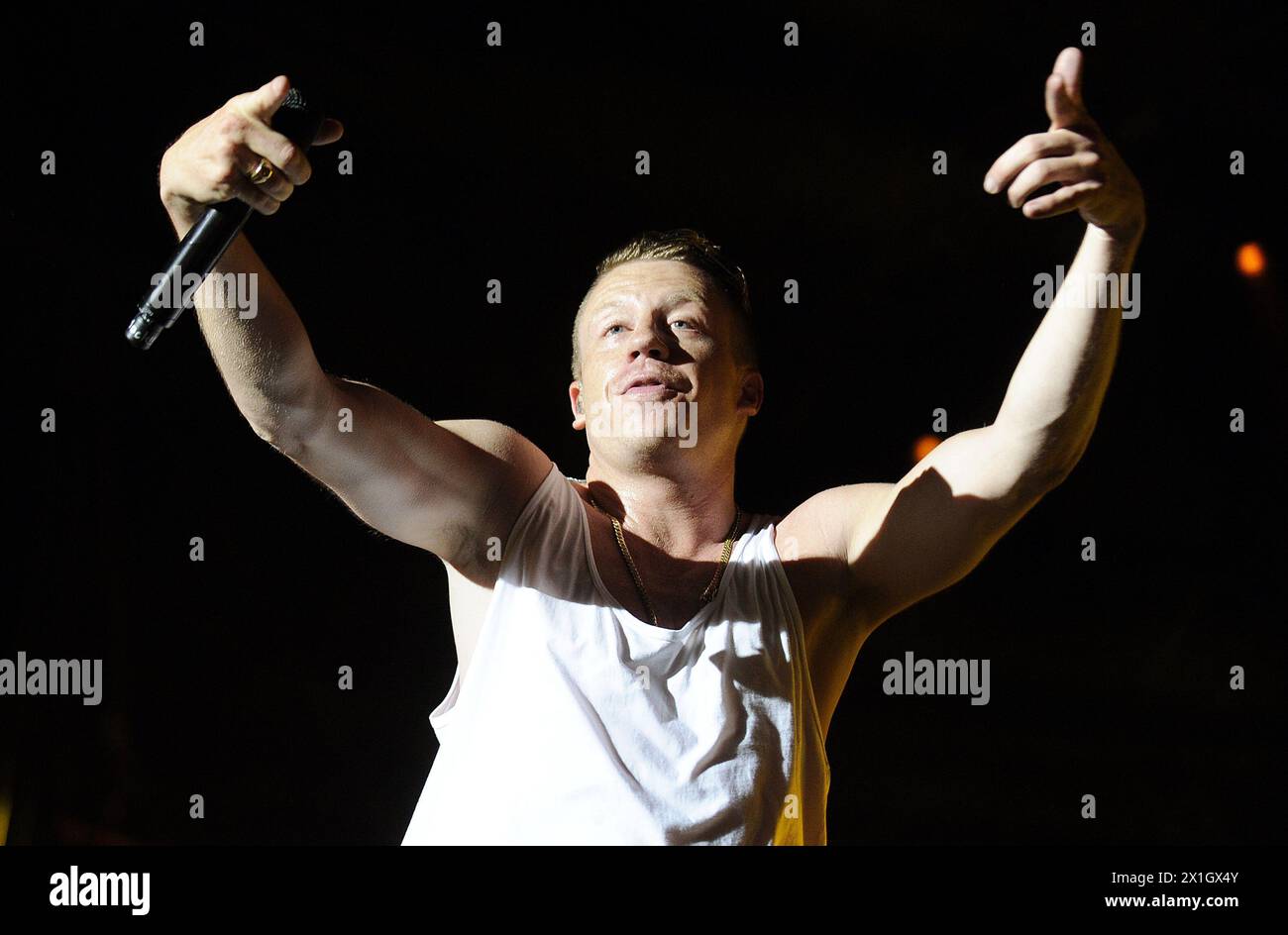 DER US-AMERIKANISCHE Rapper Ben Haggerty, bekannt unter seinem Künstlernamen Macklemore, tritt auf der Bühne der Space-Bühne während eines Konzerts von „Macklemore and Ryan Lewis“ beim Musikfestival „Frequency 2014“ in St. Poelten, Österreich, 13. August 2014. Das Festival findet vom 13. Bis 16. August statt. - 20140813 PD4048 - Rechteinfo: Rechte verwaltet (RM) Stockfoto