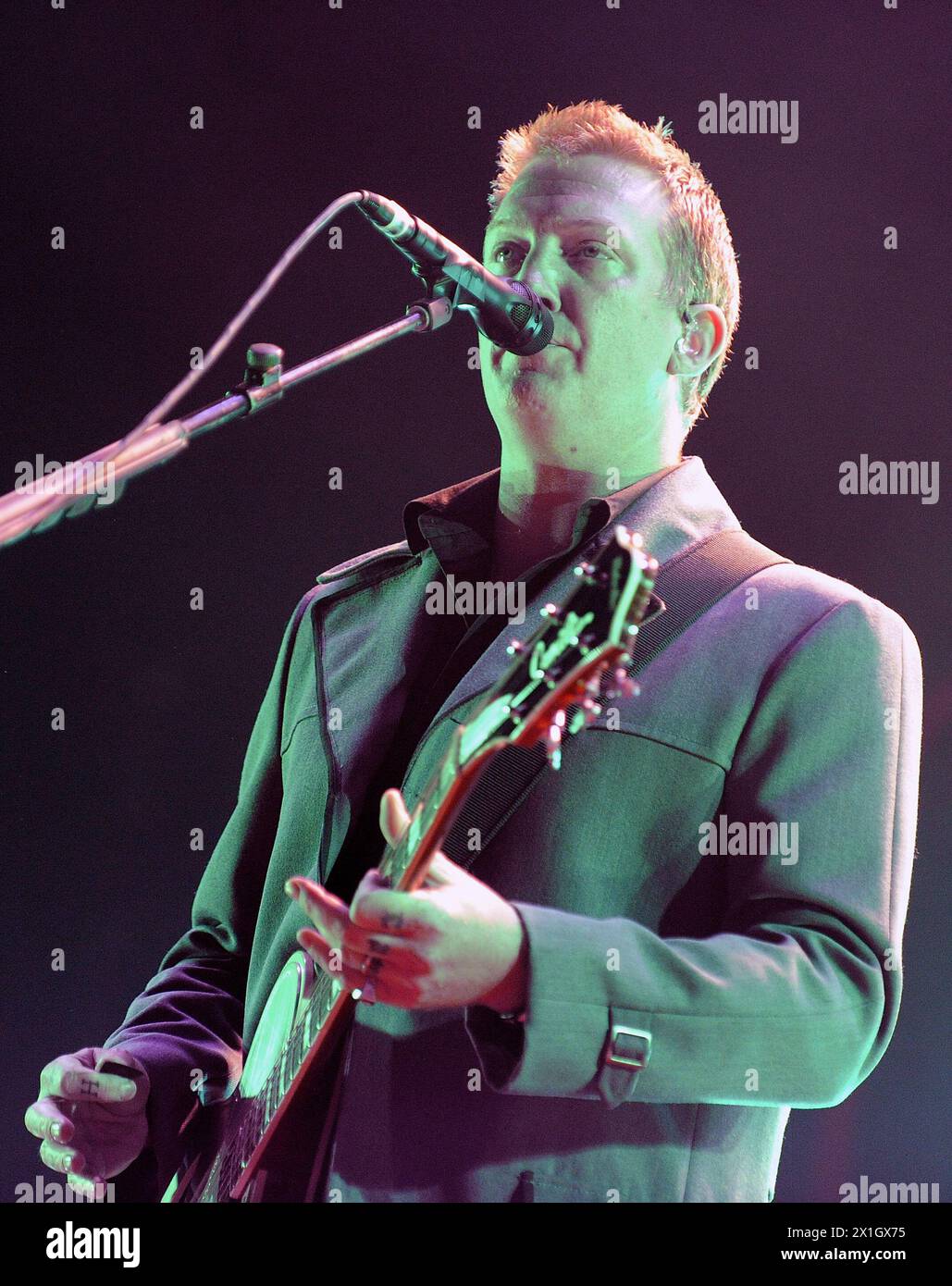 Sänger und Gitarrist Josh Homme von der Band „Queens of the Stone Age“ tritt während eines Konzerts auf dem Festival „Frequency 2014“ in St. Poelten, Österreich, 14. August 2014. Das Festival findet vom 13. Bis 16. August statt. - 20140814 PD3847 - Rechteinfo: Rechte verwaltet (RM) Stockfoto