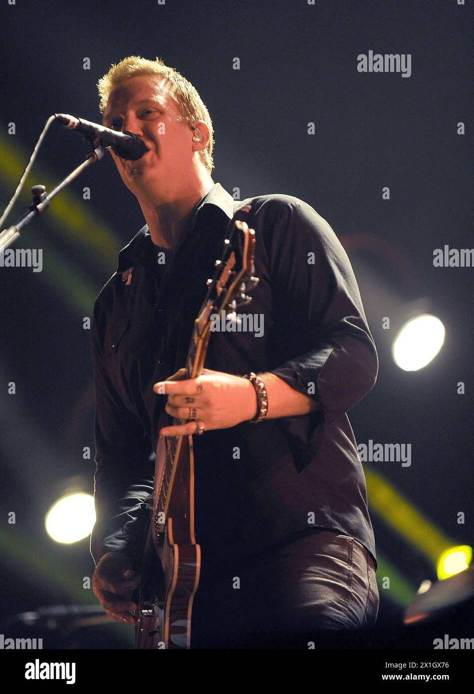 Sänger und Gitarrist Josh Homme von der Band „Queens of the Stone Age“ tritt während eines Konzerts auf dem Festival „Frequency 2014“ in St. Poelten, Österreich, 14. August 2014. Das Festival findet vom 13. Bis 16. August statt. - 20140814 PD3881 - Rechteinfo: Rights Managed (RM) Stockfoto