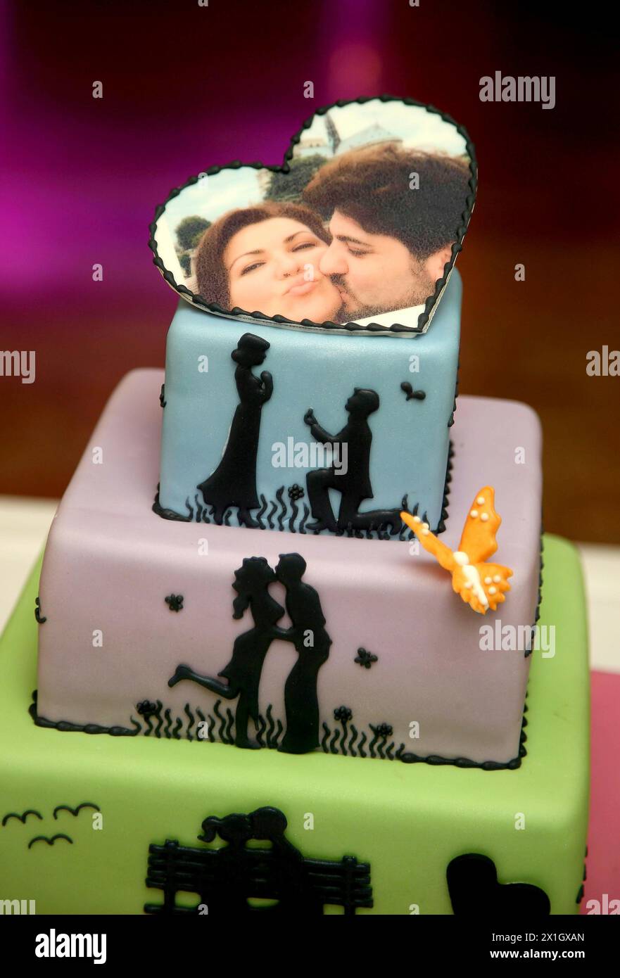 Ein Kuchen mit einem Foto der in Russland geborenen österreichischen Sopranistin Anna Netrebko und ihrem Verlobten, dem aserbaidschanischen Tenor Yusif Eyvazov, wurde für die Feier ihres offiziellen Engagements in Salzburg, Österreich, am 19. August 2014, in Salzburg hergestellt. - 20140819 PD1933 - Rechteinfo: Rechte verwaltet (RM) Stockfoto