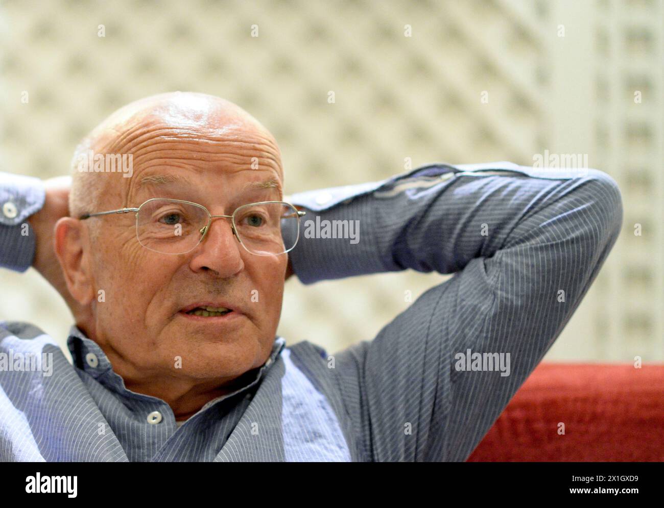 Der deutsche Regisseur Volker Schloendorff Gesten in einem Interview mit der Österreichischen Presseagentur (APA) in Wien, Österreich, 22. August 2014. - 20140822 PD2207 - Rechteinfo: Rights Managed (RM) Stockfoto