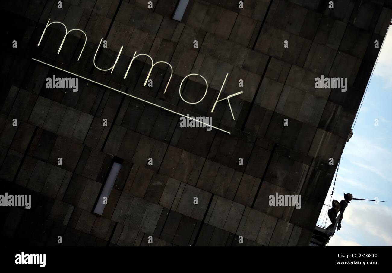 Die Ausstellung "HIPPIES BENUTZEN SEITENTÜR. THE YEAR 2014 HAS LOST THE PLOT“ zeigt mehr als 100 Werke von Cosima von Bonin im Museum für Moderne Kunst (MUMOK) in Wien. Auf dem Muok-Dach wurde daher am 25. September 2014 eine Skulptur installiert. - 20140925 PD3086 - Rechteinfo: Rechte verwaltet (RM) Stockfoto