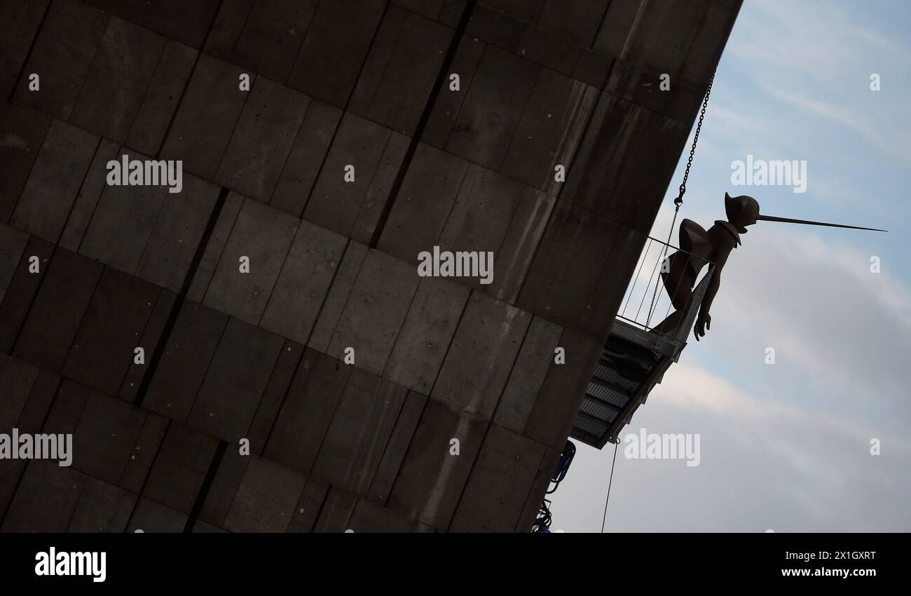 Die Ausstellung "HIPPIES BENUTZEN SEITENTÜR. THE YEAR 2014 HAS LOST THE PLOT“ zeigt mehr als 100 Werke von Cosima von Bonin im Museum für Moderne Kunst (MUMOK) in Wien. Auf dem Muok-Dach wurde daher am 25. September 2014 eine Skulptur installiert. - 20140925 PD3083 - Rechteinfo: Rights Managed (RM) Stockfoto
