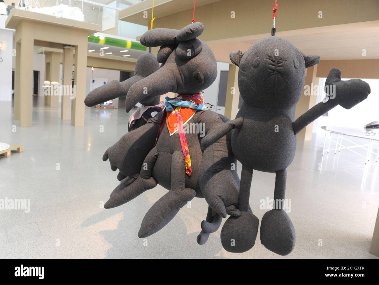 Die Ausstellung "HIPPIES BENUTZEN SEITENTÜR. THE YEAR 2014 HAS LOST THE PLOT“ zeigt mehr als 100 Werke von Cosima von Bonin im Museum für Moderne Kunst (MUMOK) in Wien, Österreich, fotografiert am 02. Oktober 2014. - 20141002 PD1854 - Rechteinfo: Rights Managed (RM) Stockfoto