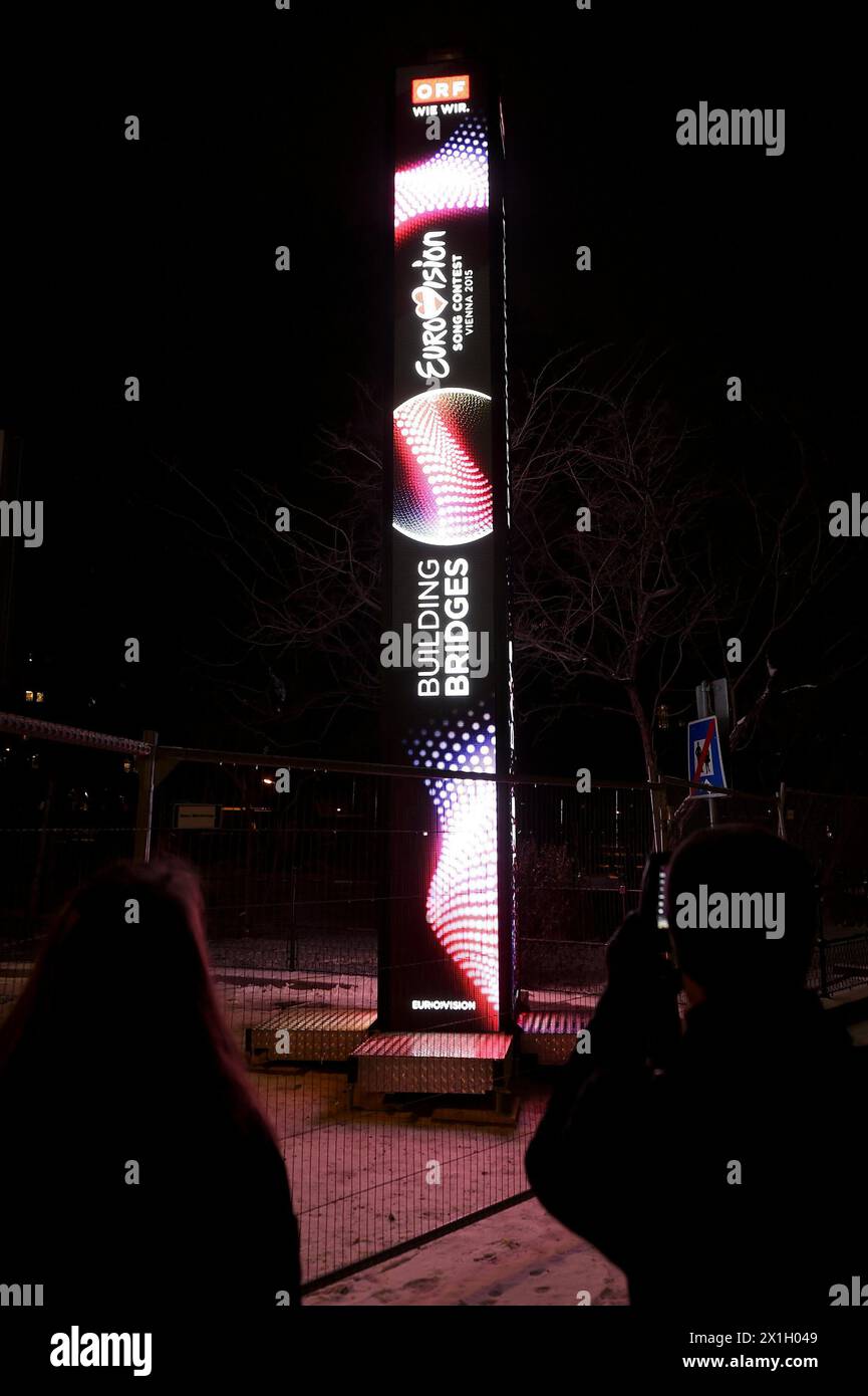 WIEN – ÖSTERREICH: Ein LED-Turm auf dem Wiener Rathausplatz zählt die Tage bis zum Grand Final des Eurovision Song Contests am 23. Mai. FOTO: APA/HELMUT FOHRINGER - 20150108 PD2460 - Rechteinfo: Rights Managed (RM) Stockfoto