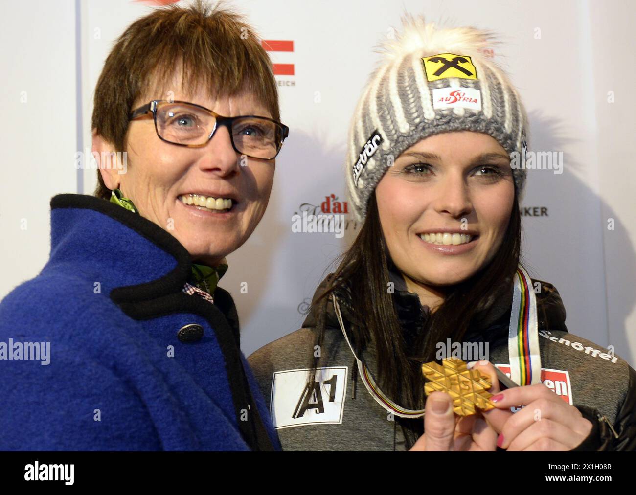 Goldmedaillengewinnerin Anna Fenninger aus Österreich posiert für Fotos mit der ehemaligen österreichischen Skirennläuferin Annemarie Moser-Proell nach dem Super G der FIS Ski-Weltmeisterschaft 2015 in Beaver Creek, USA am 2015.02.03. - 20150204 PD0020 - Rechteinfo: Rechte verwaltet (RM) Stockfoto