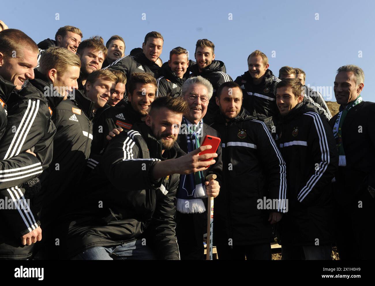 Spatenstich für das 'Allianz Stadium' des österreichischen Fußballvereins SK Rapid Wien in Wien, Österreich, am 12. Februar 2015. Im Bild: Österreichs Bundespräsident Heinz Fischer und Fußballspieler von Rapid. - 20150212 PD6017 - Rechteinfo: Rechte verwaltet (RM) Stockfoto