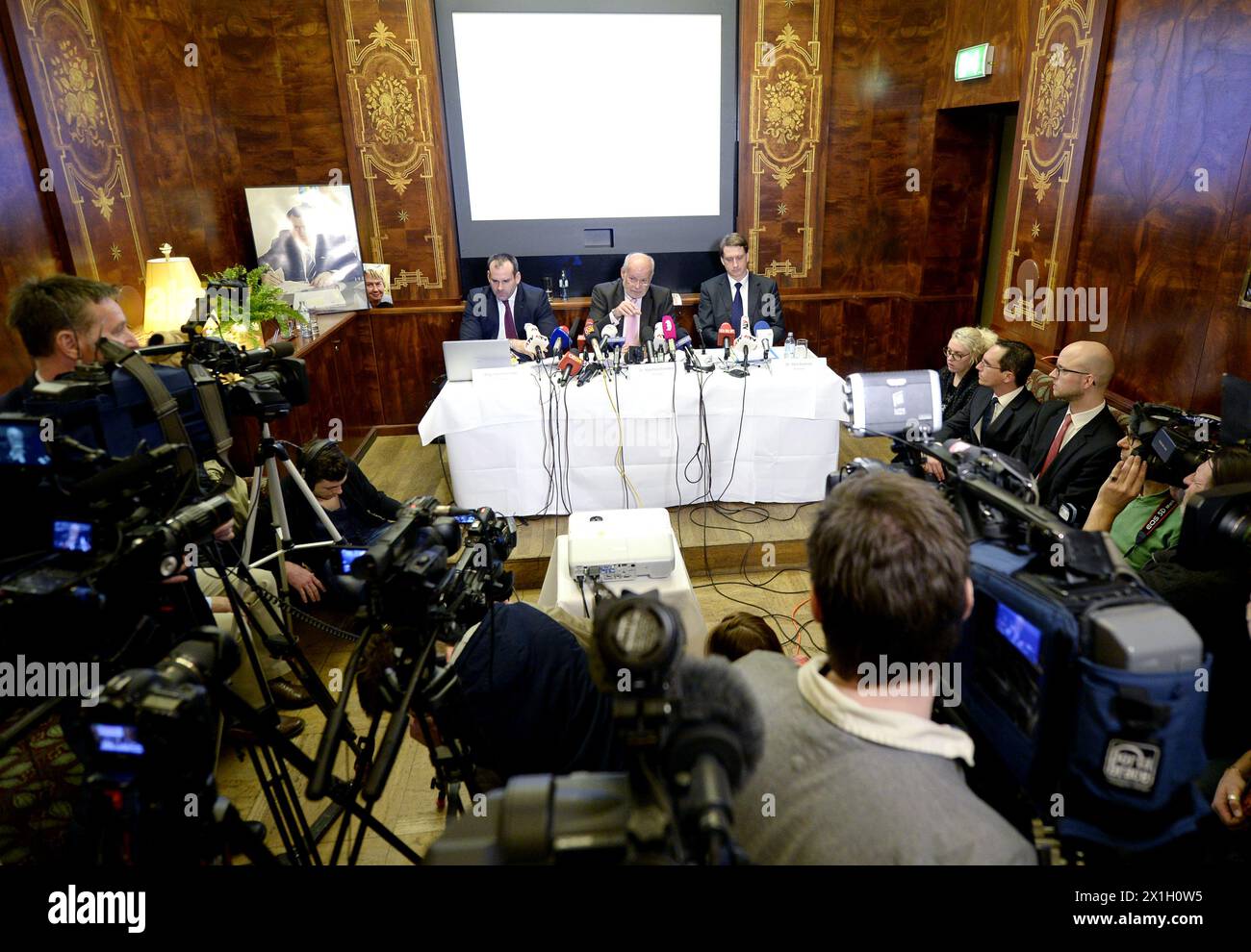 Pressekonferenz am 2. März 2015 in Wien, Österreich, der Rechtsvertreter des ehemaligen kasachischen Botschafters Rakhat Aliyev, der tot in einem österreichischen Gefängnis aufgefunden wurde. Im Bild: Die Juristen Klaus Ainedter, Manfred Ainedter und Otto Dietrich. - 20150302 PD0802 - Rechteinfo: Rechte verwaltet (RM) Stockfoto