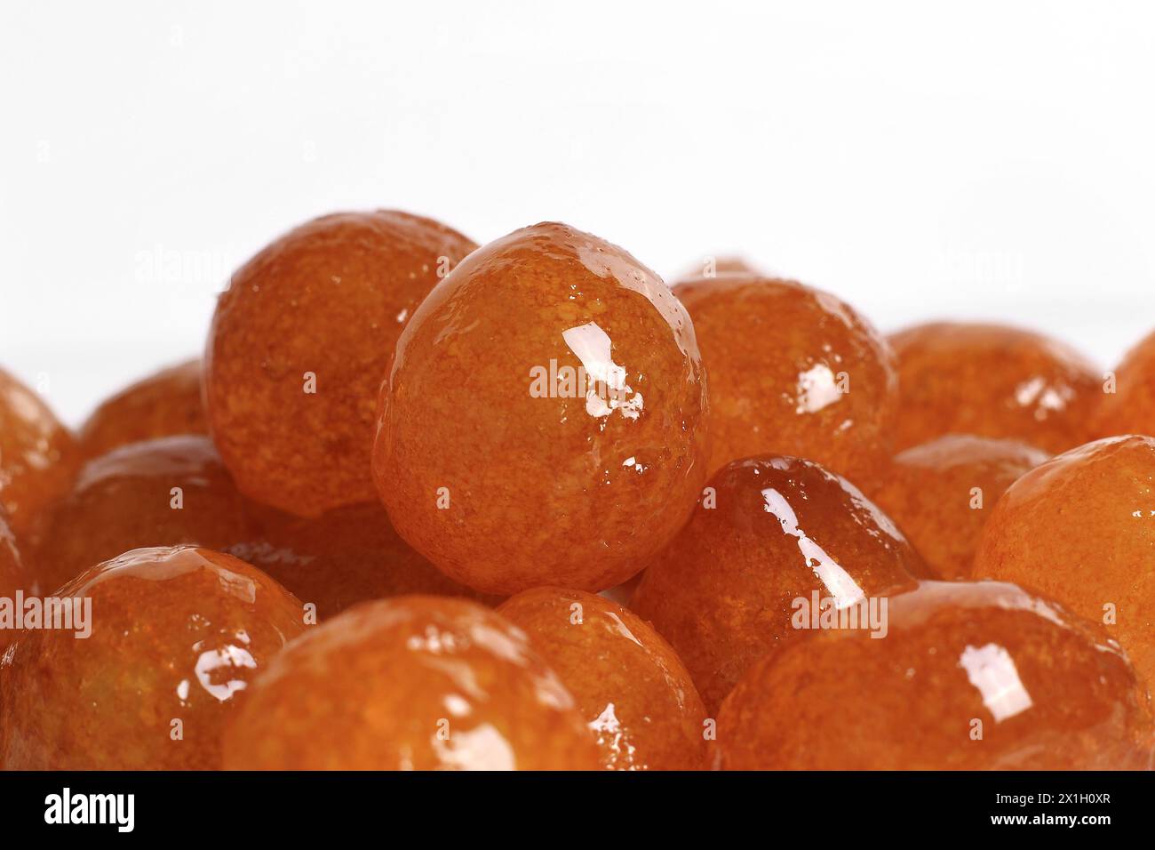 Knusprig gebratenes Ouwamat, bedeckt mit einem Zuckersirup, ist es ein libanesisches Dessert, das traditionell am St. Barbara Day zubereitet wird. Stockfoto