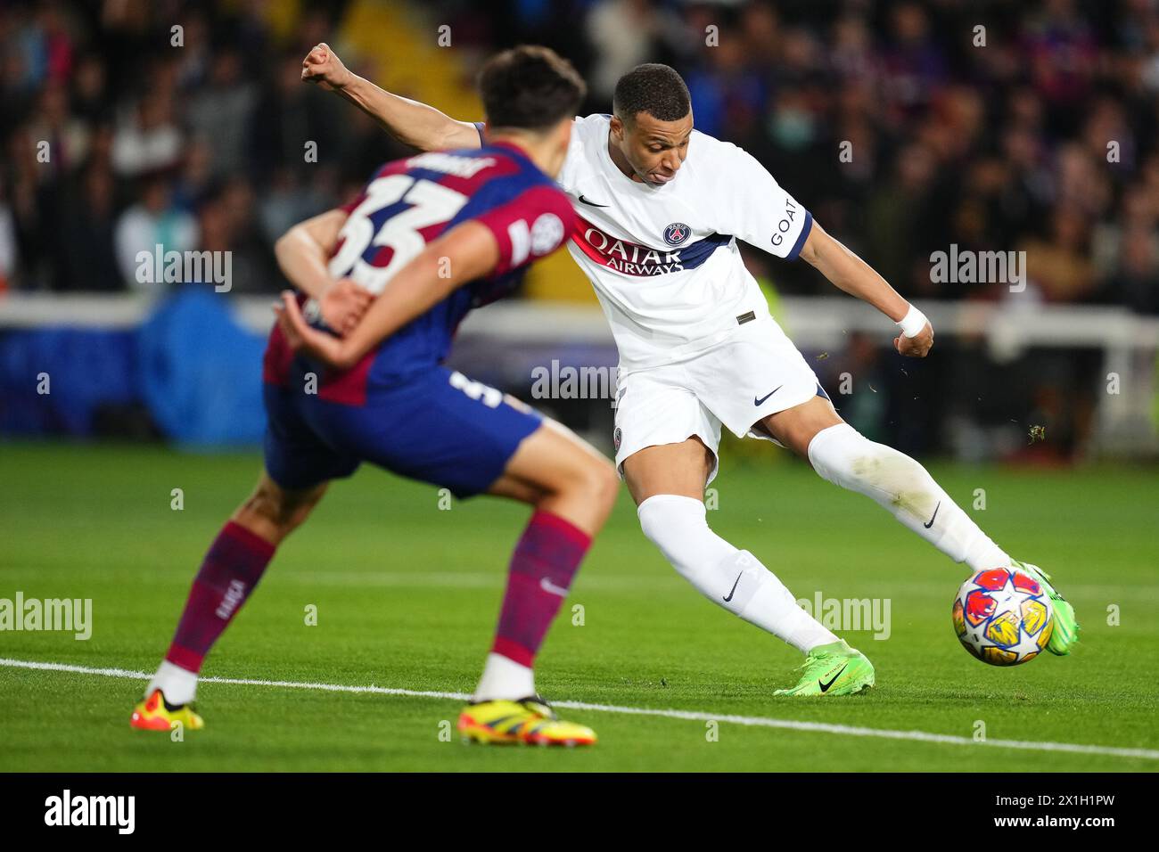 Barcelona, Spanien. April 2024. Kilian Mbappe aus Paris Saint-Germain erzielte die 1-4 beim Spiel der UEFA Champions League, Viertelfinale, zweites Leg, zwischen FC Barcelona und Paris Saint Germain PSG, gespielt im Lluis Companys Stadium am 16. April 2024 in Barcelona Spanien. (Foto: Bagu Blanco/PRESSINPHOTO) Credit: PRESSINPHOTO SPORTS AGENCY/Alamy Live News Stockfoto