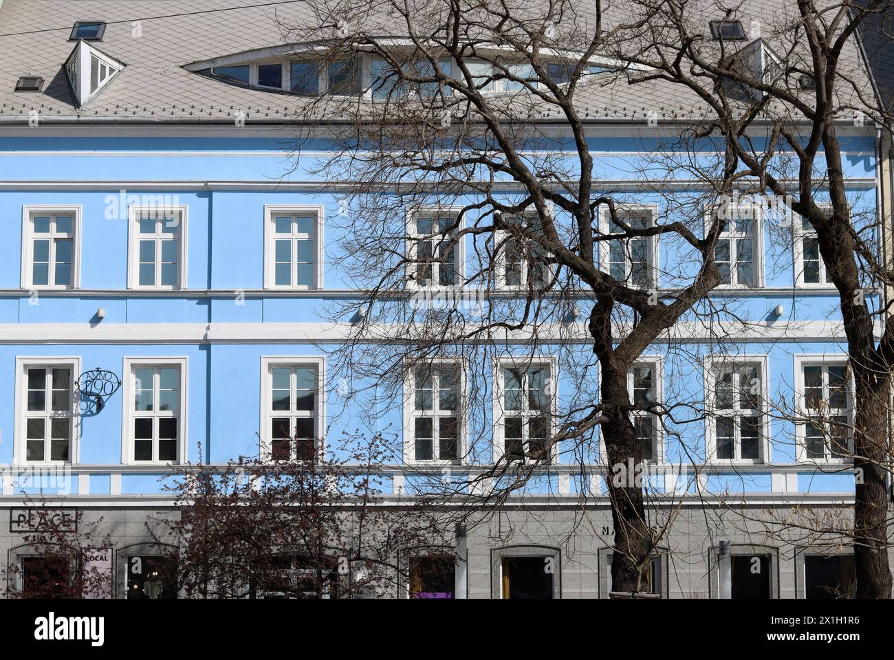 Blaue Fassade eines Gebäudes im Zentrum von Bratislava, Slowakei. Europäisches Architekturkonzept. Stockfoto