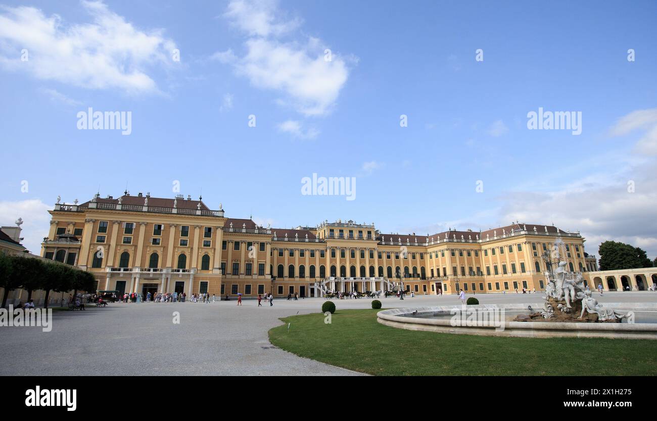 WIEN - ÖSTERREICH: Blick auf Schloss Schönbrunn in Wien am 15. Juni 2015. - 20150615 PD0868 - Rechteinfo: Rechte verwaltet (RM) Stockfoto