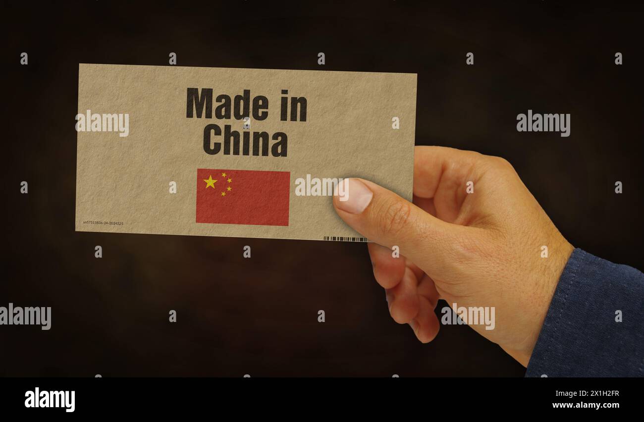Made in China Porzellan Box in Hand. Fertigung und Lieferung im VR China. Produktfabrik, Import und Export. Abstraktes Konzept 3D-Illustration. Stockfoto