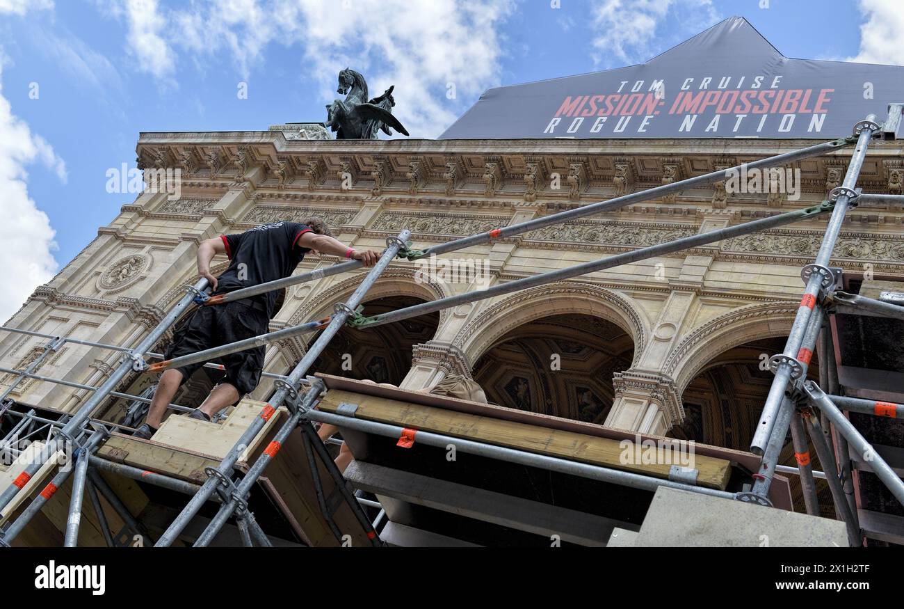 Wien - Vorbereitungen für die Weltpremiere von "Mission Impossible - Rouge Nation" an der Wiener Staatsoper am 20. Juli. Die Premiere findet am 23. Juli 2015 statt. BILD: Mission Impossible Wallpaper zur Wiener Staatsoper - 20150720 PD1124 - Rechteinfo: Rights Managed (RM) Stockfoto