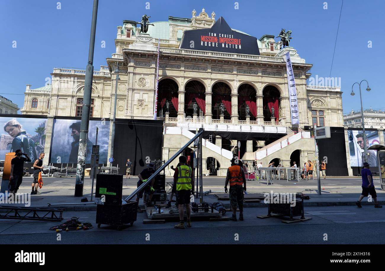 Wien - Vorbereitungen für die Weltpremiere von "Mission Impossible - Rouge Nation" an der Wiener Staatsoper am 22. Juli. Die Premiere findet am 23. Juli 2015 statt. BILD: Wiener Staatsoper mit Hintergrundbild „Mission Impossible“ - 20150722 PD1648 - Rechteinfo: Rights Managed (RM) Stockfoto