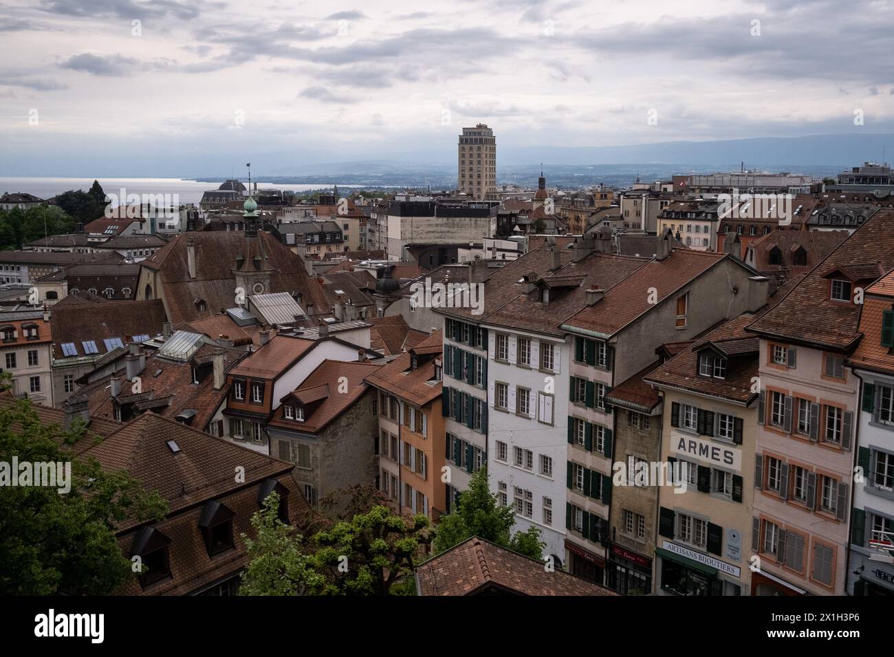 Landschaft mit Gebäuden, Turm, Bel-Air, Genfersee und die Alpenberge vom touristischen Place de la Cathedrale in Lausanne, Schweiz Stockfoto