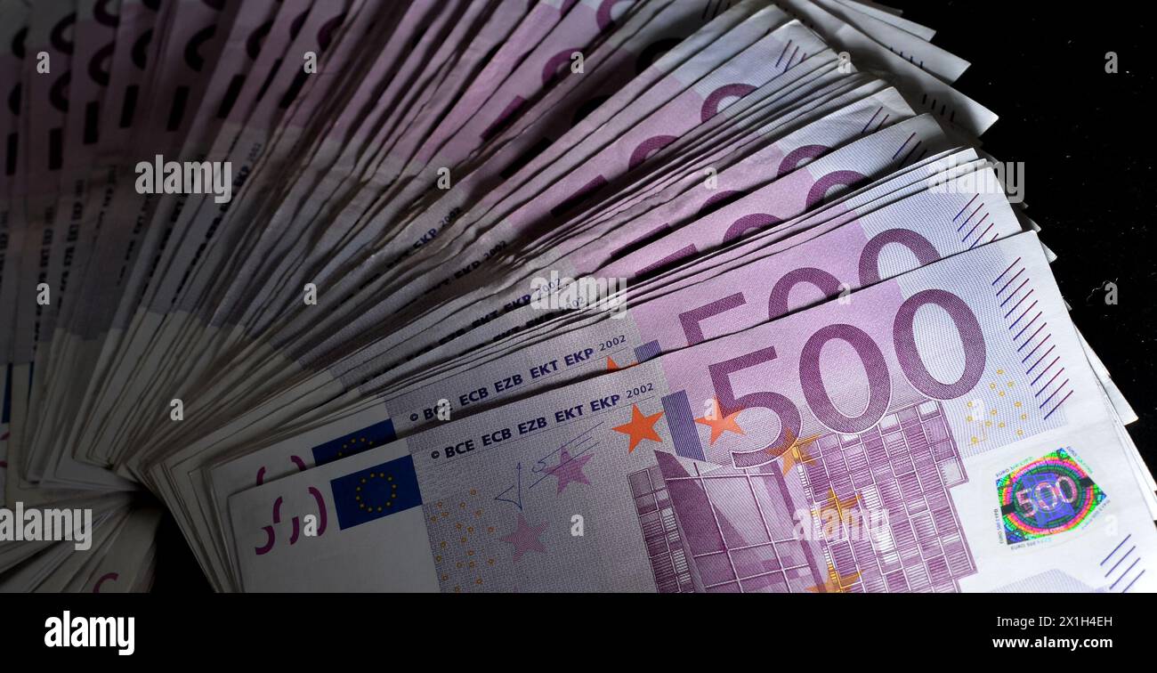 Merkmal – die Fünfhundert-Euro-Banknote (¿500) ist die Euro-Banknote mit dem höchsten Wert und wird seit der Einführung des Euro (in Form von Bargeld) im Jahr 2002 verwendet. Es handelt sich um eine der am höchsten im Umlauf befindlichen Banknoten der Welt. Foto aufgenommen am 17. Februar 2016. BILD: 500 Euro-Banknoten - 20160217 PD0918 - Rechteinfo: Rechte verwaltet (RM) Stockfoto