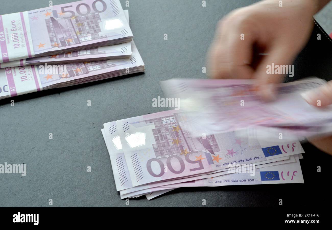 Merkmal – die Fünfhundert-Euro-Banknote (¿500) ist die Euro-Banknote mit dem höchsten Wert und wird seit der Einführung des Euro (in Form von Bargeld) im Jahr 2002 verwendet. Es handelt sich um eine der am höchsten im Umlauf befindlichen Banknoten der Welt. Foto aufgenommen am 17. Februar 2016. BILD: 500 Euro-Banknoten - 20160217 PD0967 - Rechteinfo: Rechte verwaltet (RM) Stockfoto