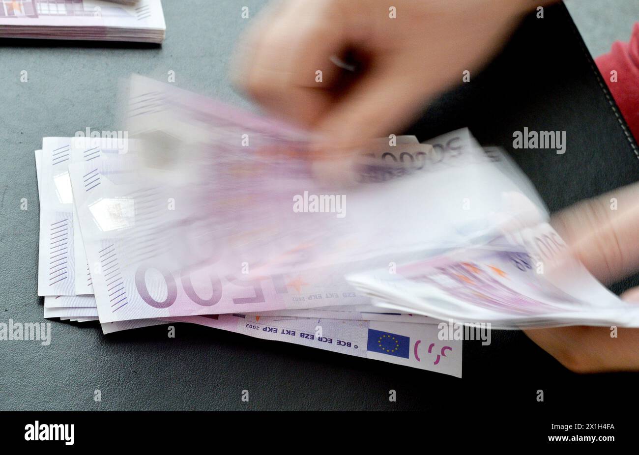 Merkmal – die Fünfhundert-Euro-Banknote (¿500) ist die Euro-Banknote mit dem höchsten Wert und wird seit der Einführung des Euro (in Form von Bargeld) im Jahr 2002 verwendet. Es handelt sich um eine der am höchsten im Umlauf befindlichen Banknoten der Welt. Foto aufgenommen am 17. Februar 2016. BILD: 500 Euro-Banknoten - 20160217 PD0917 - Rechteinfo: Rechte verwaltet (RM) Stockfoto