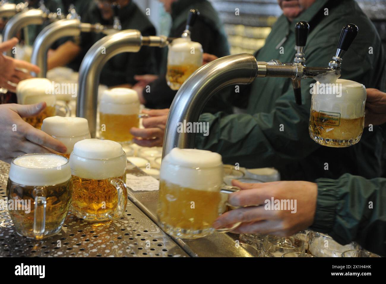 Wien - das Schweizerhaus im Wiener Prater eröffnet am 15. März 2016 die Biersaison. - 20160315 PD1635 - Rechteinfo: Rechte verwaltet (RM) Stockfoto