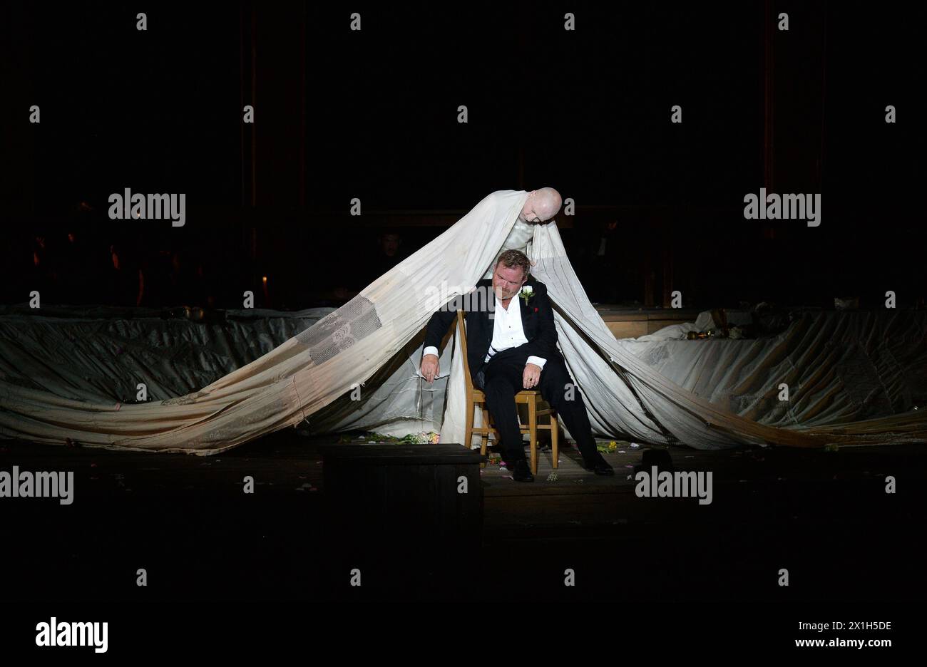 Die Probe von Hugo von Hofmannsthals „Jedermann“ am Domplatz in Salzburg am 20. Juli 2016. BILD: Cornelius Obonya (L) als "Jedermann" und Peter Lohmeyer als "Tod" - 20160720 PD5836 - Rechteinfo: Rights Managed (RM) Stockfoto