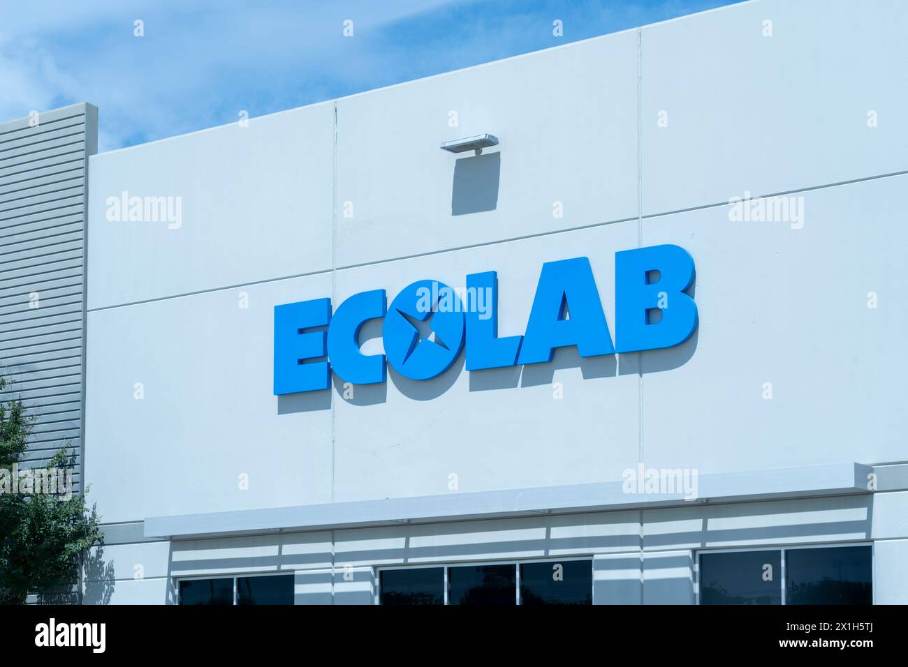 Nahaufnahme des Ecolab-Schilds im Nalco Water Technology Center in Houston, Texas, USA. Stockfoto