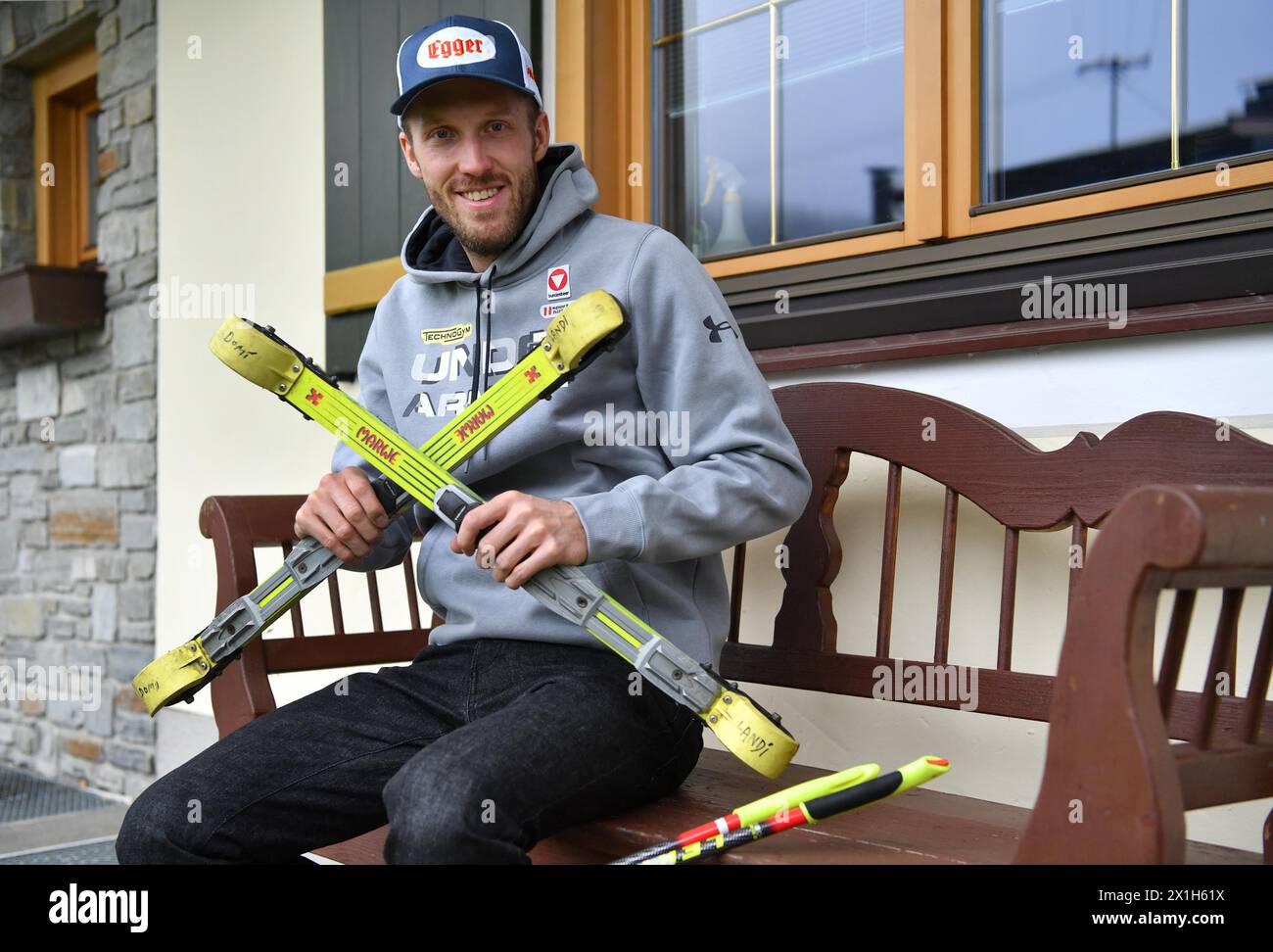 Österreichischer Biathlet Dominik Landertinger im Interview zur IBU-Weltmeisterschaft Biathlon 2017 in seiner Familie in Hochfilzen, Österreich, am 8. Oktober 2016. BILD: Dominik Landertinger - 20161008 PD9858 - Rechteinfo: Rights Managed (RM) Stockfoto